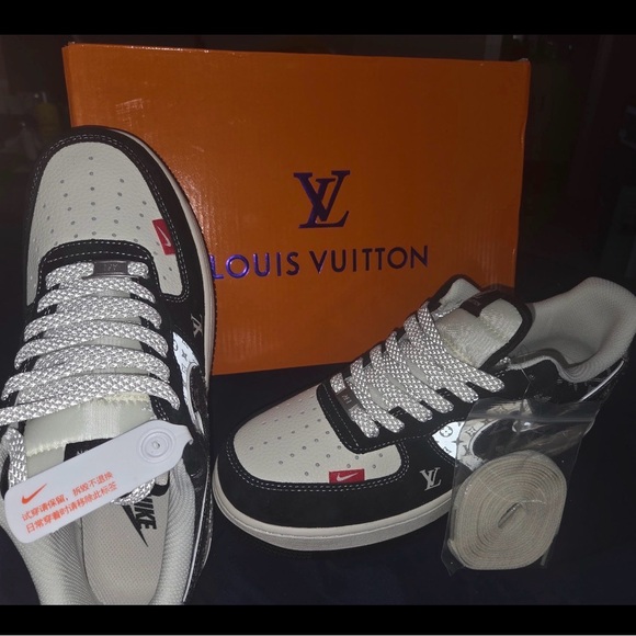 Louis Vuitton Black and White Men's Sneakers - Picture 2 of 5